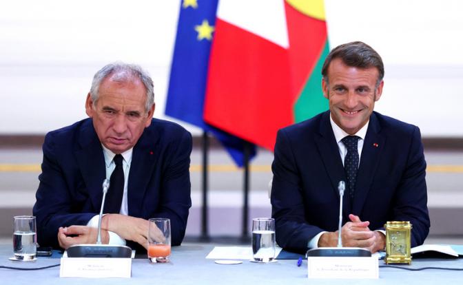 На фото: президент Франции Эммануэль Макрон (справа) и премьер-министр Франсуа Байру.