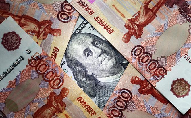 Доллары прижали рубль к стенке: ЦБ к концу недели решит, куда пойдет российская экономика и цены на прилавках