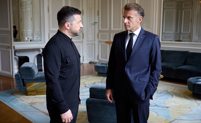 На фото: президент Франции Эмманюэль Макрон (справа) и президент Украины Владимир Зеленский (слева)