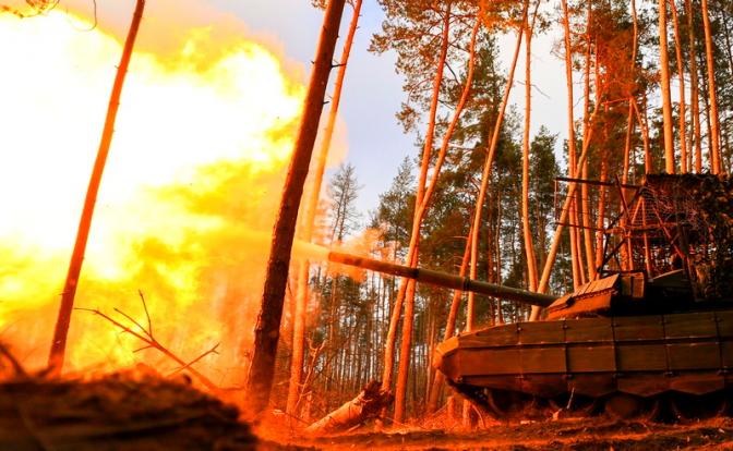 На фото: боевая работа Т-90М "Прорыв" в зоне СВО.