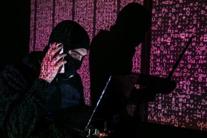 В ХМАО задержали второго курьера телефонных мошенников, выманивших у бизнес-леди 89 млн рублей