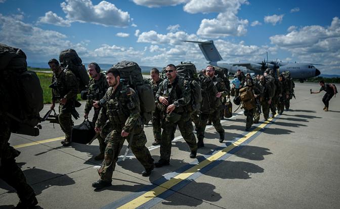 На фото: подразделение немецких и французских военнослужащих.