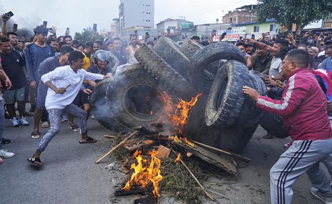 Десятки россиян обратились в посольство РФ на фоне беспорядков в Непале