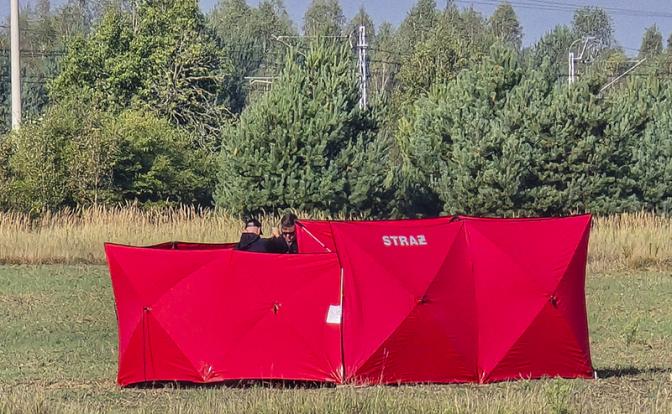 На фото: пожарные извлекают части поврежденного беспилотника, сбитого польскими властями на полигоне в Чосновке