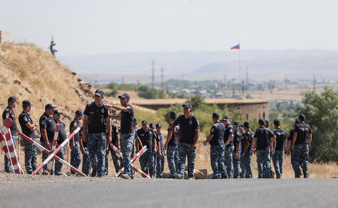 На фото: полицейское оцепление около 102-й российской военной базы.