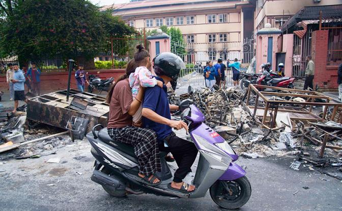 Россияне начали покидать охваченный беспорядками Непал