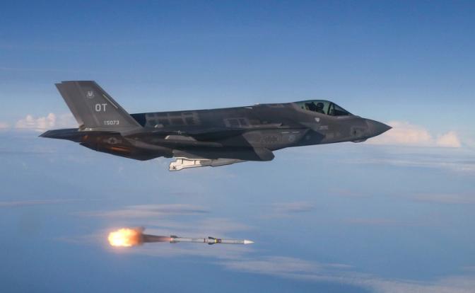 На фото: самолет F-35A Lightning II во время выпуска ракеты.