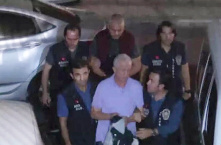 На фото: во время задержания подозреваемых в убийстве азербайджанского бизнесмена Итимата Исмаилова.