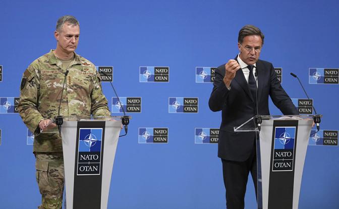 На фото: генеральный секретарь НАТО Марк Рютте (справа) и главнокомандующий Объединенными вооруженными силами НАТО в Европе Алексус Гринкевич (слева) на пресс-конференции. Североатлантический альянс начинает операцию "Восточный часовой"