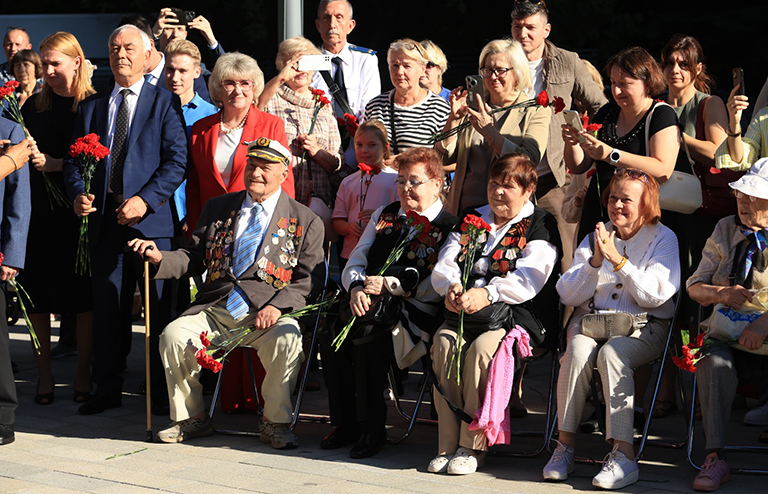 На фото: на открытии памятника генералу Николаю Федоровичу Ватутину