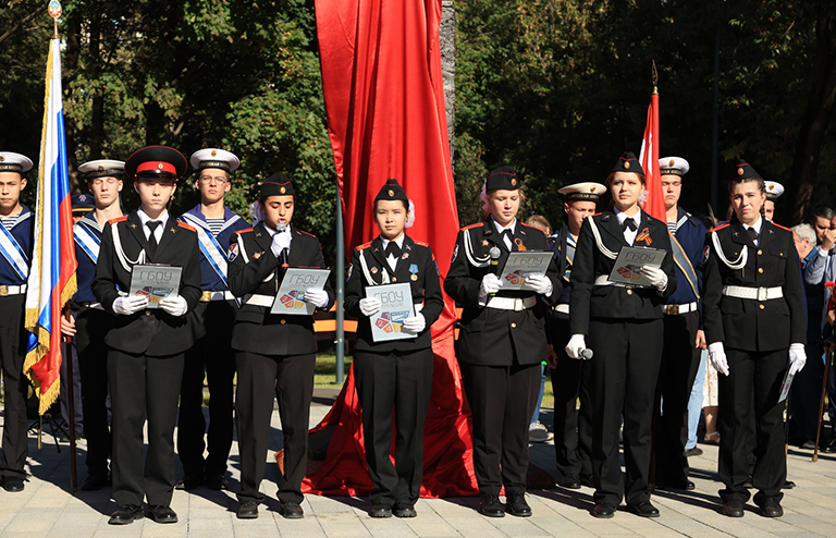 На фото: на открытии памятника генералу Николаю Федоровичу Ватутину