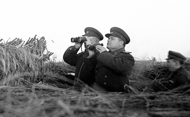 На фото: первый секретарь ЦК Компартии (большевиков) Украинской ССР, член военсовета Воронежского фронта Никита Сергеевич Хрущев и командующий войсками Воронежского фронта Николай Федорович Ватутин (слева направо) в ходе одной из наступлений во время ВОВ, 1943 год.