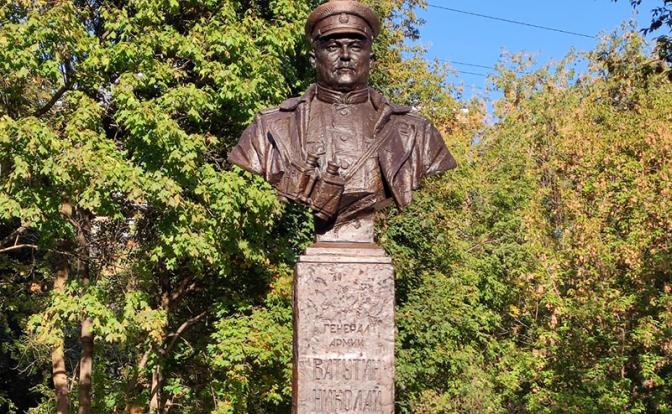 На фото: памятник генералу Николаю Федоровичу Ватутину.