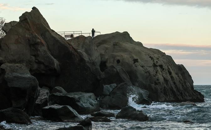 Крым, скала Айвазовского. Трое пошли нырять, один утонул, другой в реанимации, третьего до сих пор ищут