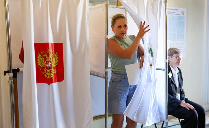 На фото: во время голосования на выборах губернатора Краснодарского края и депутатов городского собрания Сочи на избирательном участке в Музее истории города-курорта Сочи.