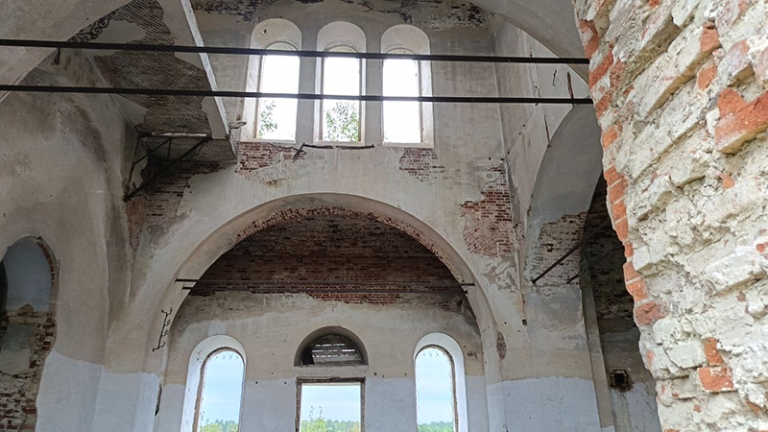 На фото: храм Симеона Верхотурского внутри.