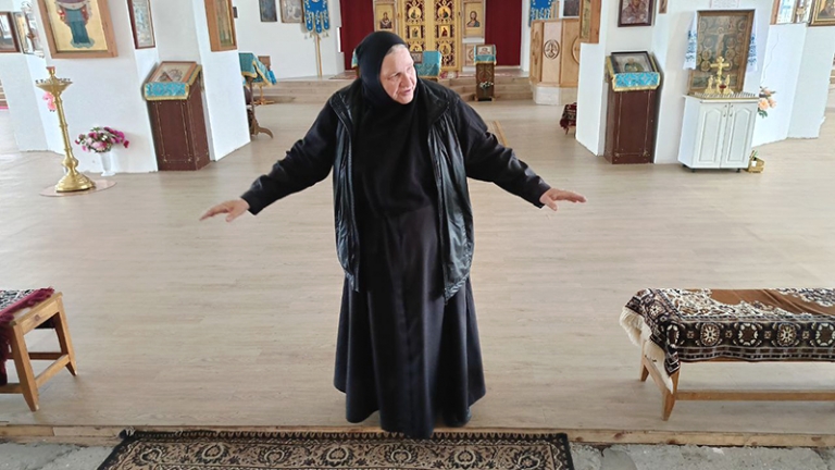 На фото: матушка Феодосия показывает, что еще предстоит доделать в храме в Булзи.