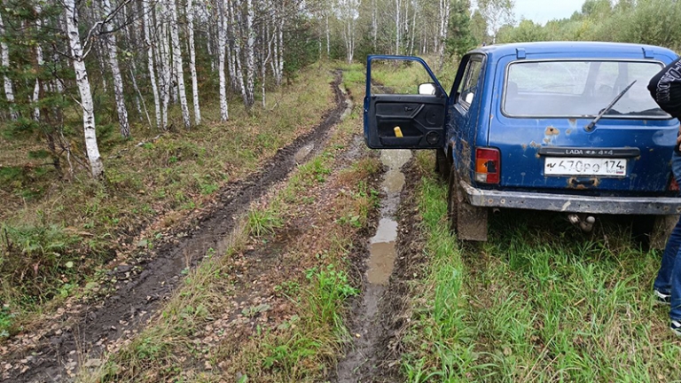 На фото: автомобиль "Нива" проходит грязь благодаря своему постоянному полному приводу.