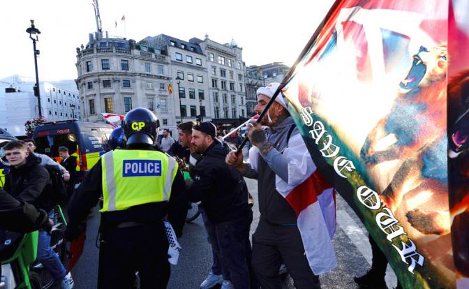 На фото: во время митинга ультраправых «Unite the Kingdom», организованного Томми Робинсоном в Лондоне.