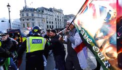 «Вы не сможете остановить революцию»: Лондон протестует, футбольные фанаты готовятся к уличным боям