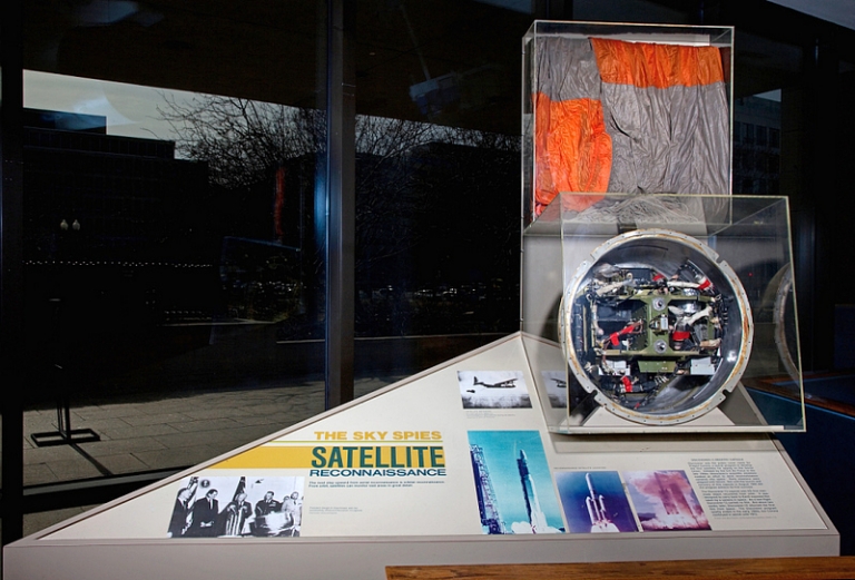 На фото: возвращаемая капсула Discoverer XIII, которая вместе с крышкой и парашютом была поднята к северу от Гавайев ВМС США 11 августа 1960 года, став первым искусственным объектом, поднятым с орбиты. 