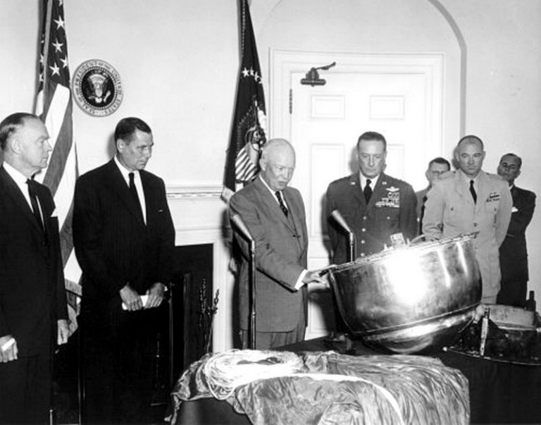 На фото: президент США Дуайт Эйзенхауэр осматривает капсулу с Discover 13, 15 августа 1960 года.