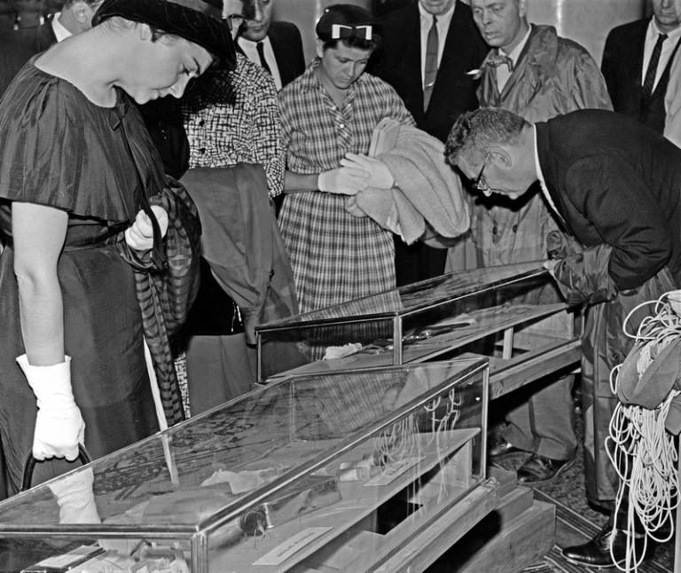 На фото: открытое заседание военной коллегии Верховного суда СССР по уголовному делу американского шпиона Френсиса Гарри Пауэрса в Колонном зале Дома союзов. Члены семьи Пауэрса осматривают вещественные доказательства по делу, выставленные в зале заседаний, 1960 год.