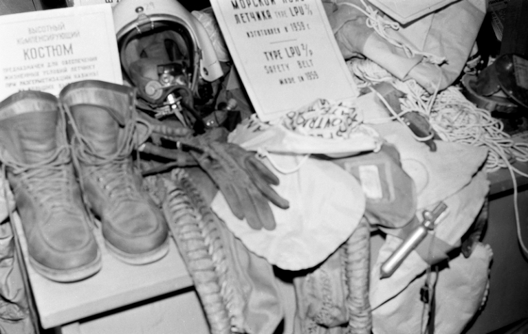 На фото: вещественные доказательства по уголовному делу американского летчика Френсиса Гарри Пауэрса, обвиняемого в шпионаже против СССР, на открытом судебном заседании Военной коллегии Верховного суда СССР в Колонном зале Дома союзов. Самолет-разведчик Lockheed U-2 под управлением Г. Ф. Пауэрса был сбит советскими ПВО 1 мая 1960 года над Свердловском.