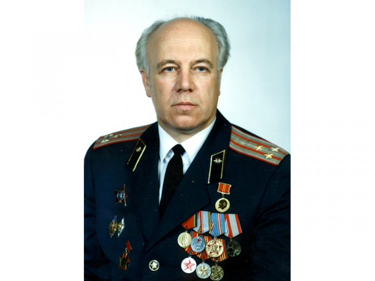 На фото: полковник Евгений Крестовский был назначен руководителем оперативного заказа по изготовлению станции разведки американского стратегического спутника. 