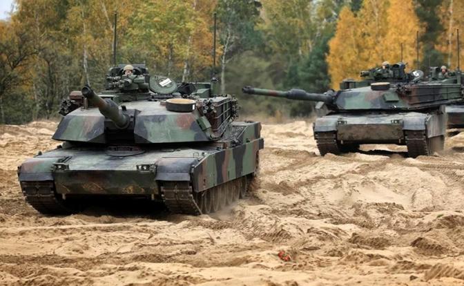 На фото: на базу 1-го танкового батальона в Журавице прибыла очередная партия танков M1 Abrams.