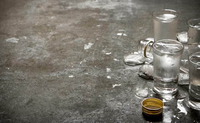 Россиянин выпил рюмку водки с иголкой