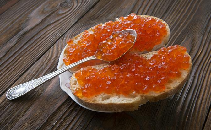 Красная икра продолжает дорожать: эксперт посоветовал обратить внимание на минтай