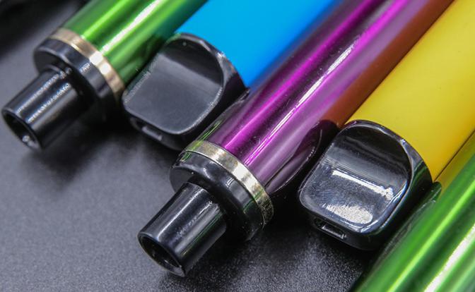 Эксперт раскрыл последствия массового вейпинга в России