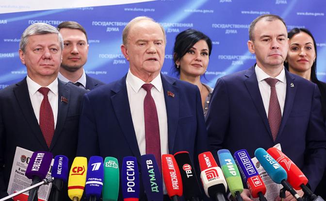 На фото: председатель КПРФ Геннадий Зюганов ( в центре) перед началом первого пленарного заседания осенней сессии Государственной Думы РФ.