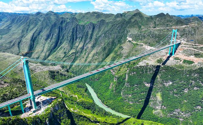 На фото: самый высокий мост в мире через каньон Хуацзян в Китае