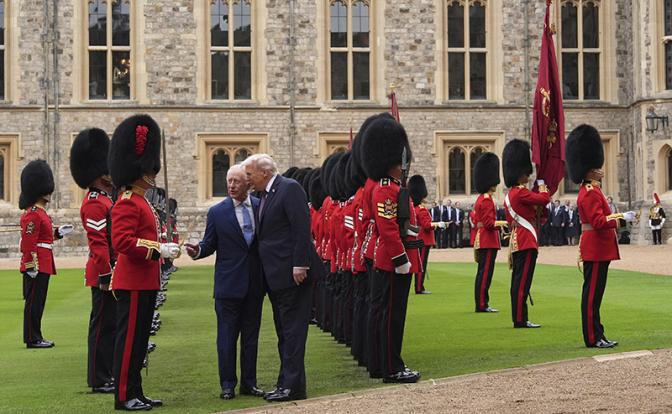 На фото: президент США Дональд Трамп и король Великобритании Карл III (в центре слева направо) на церемонии встречи в Виндзорском замке