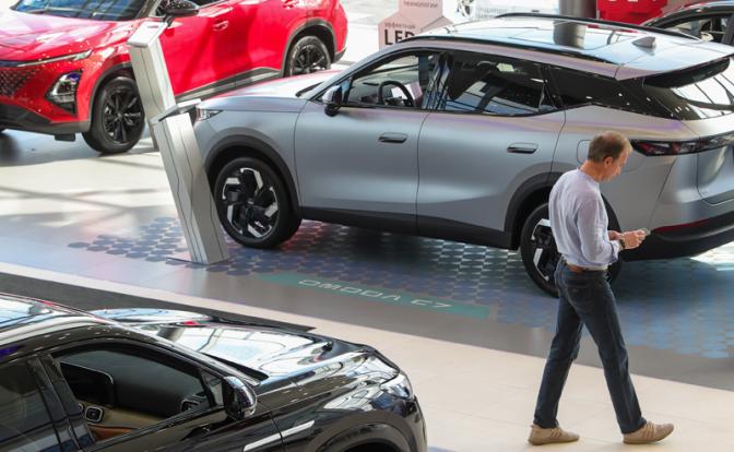 Эксперт рассказал, сколько продержатся старые цены на автомобили при новом утильсборе