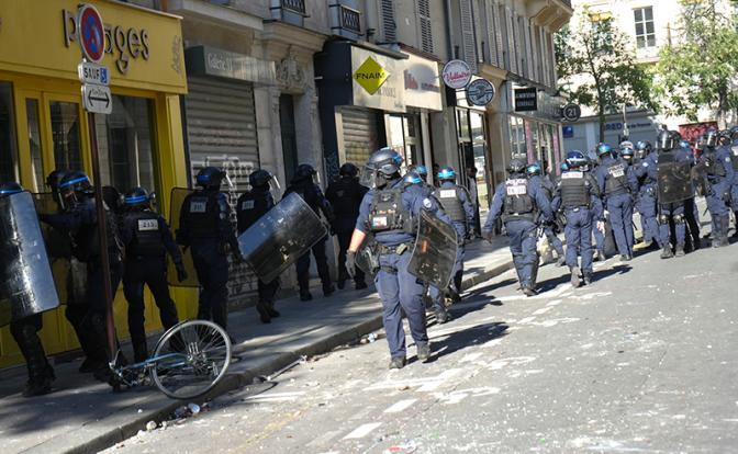 Во Франции против протестующих была применена сила