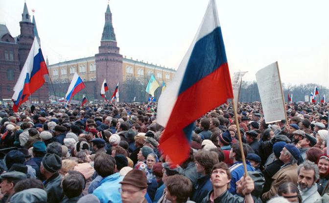 На фото: митинг на Манежной площади, 1991 г.