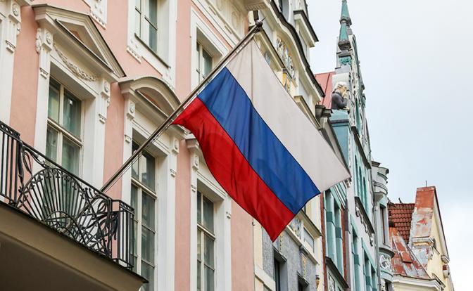 На фото: российский флаг на здании посольства России в Таллине.