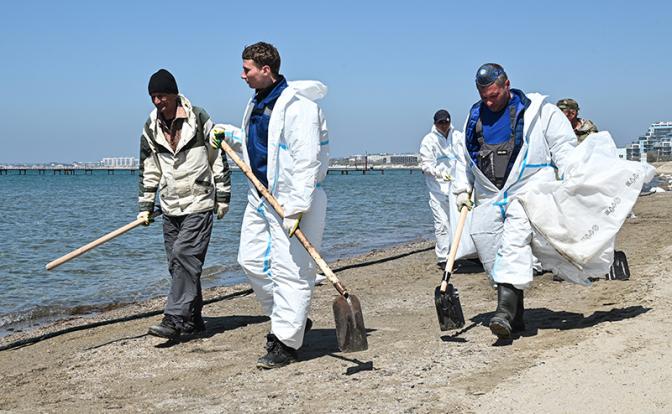 Эколог: Полностью очистить от мазута море у берегов Анапы не удалось
