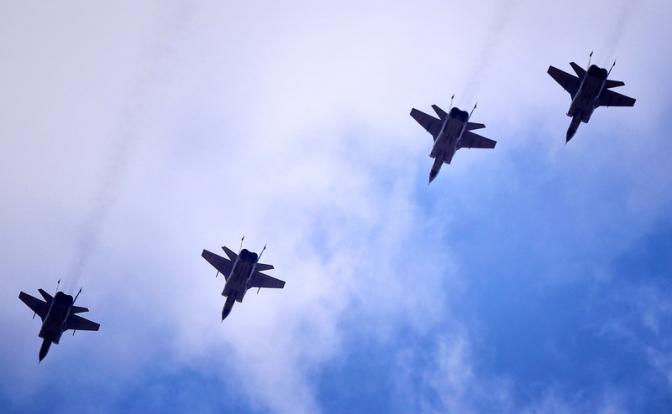 На фото: сверхзвуковые всепогодные истребители-перехватчики дальнего радиуса действия МиГ-31БМ.