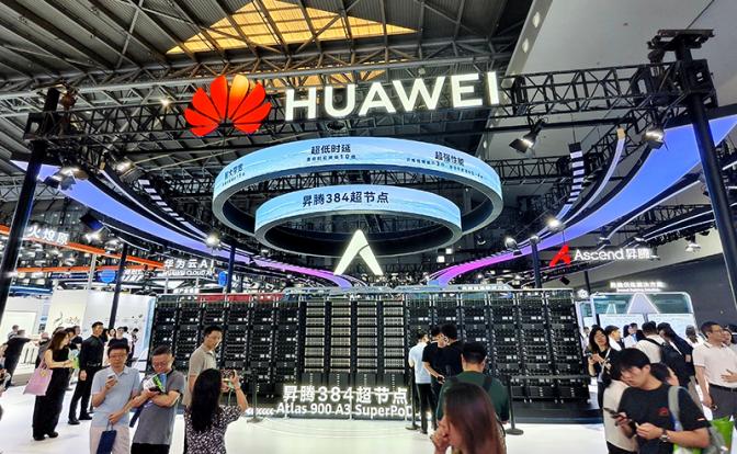 На фото: стенд Huawei на Всемирной конференции по искусственному интеллекту WAIC 2025 в Шанхае, Китай, где был представлен суперузел Ascend 384.