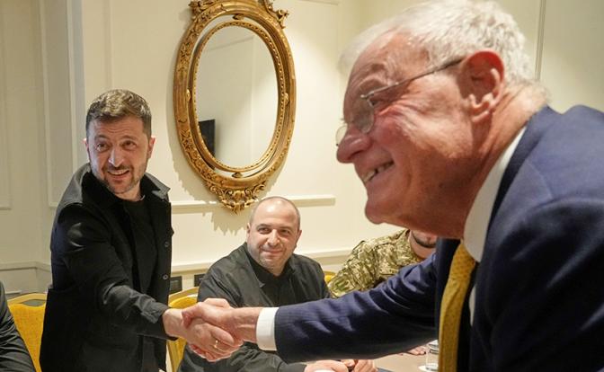 На фото: Владимир Зеленский и специальный представитель президента США по вопросам Украины и России Кит Келлогг (слева направо) во время встречи.