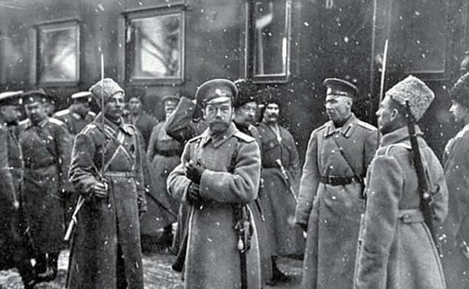 На фото: император Николай II во время прибытия в ставку.