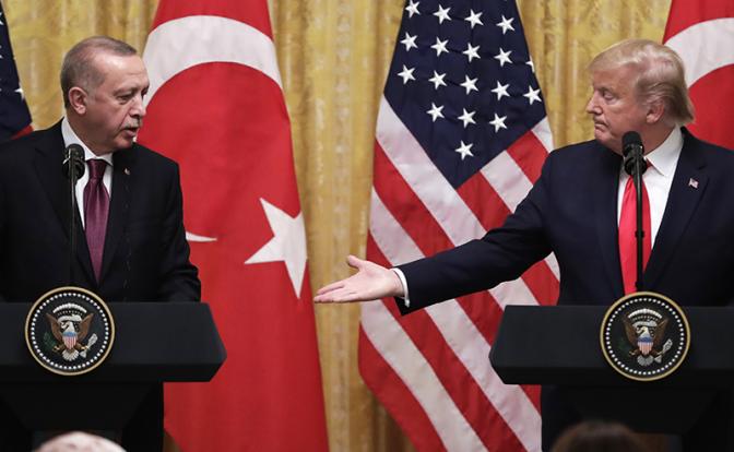 На фото: президент США Дональд Трамп (справа) и президент Турции Реджеп Тайип Эрдоган (слева)