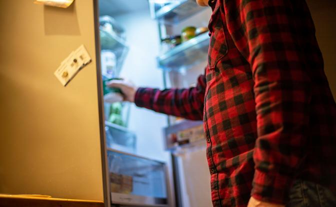 Врач рассказала, кому можно есть ночью