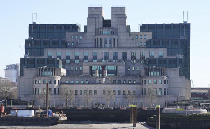 На фото: штаб-квартира британской секретной разведывательной службы МИ-6 в Лондоне