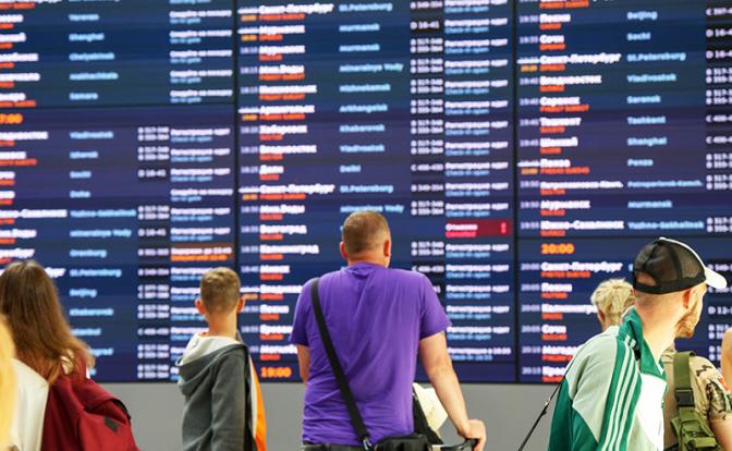 Коллапс в аэропортах: 200 рейсов отменили или перенесли из-за атак беспилотников и воздушных шаров