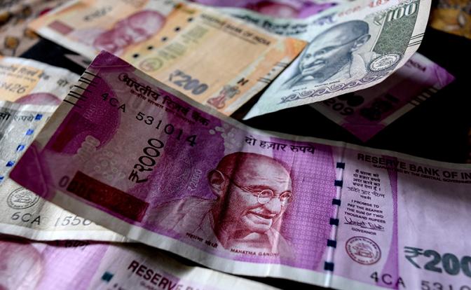 США обваливают курс рупии, нефтегазовые доходы падают у России